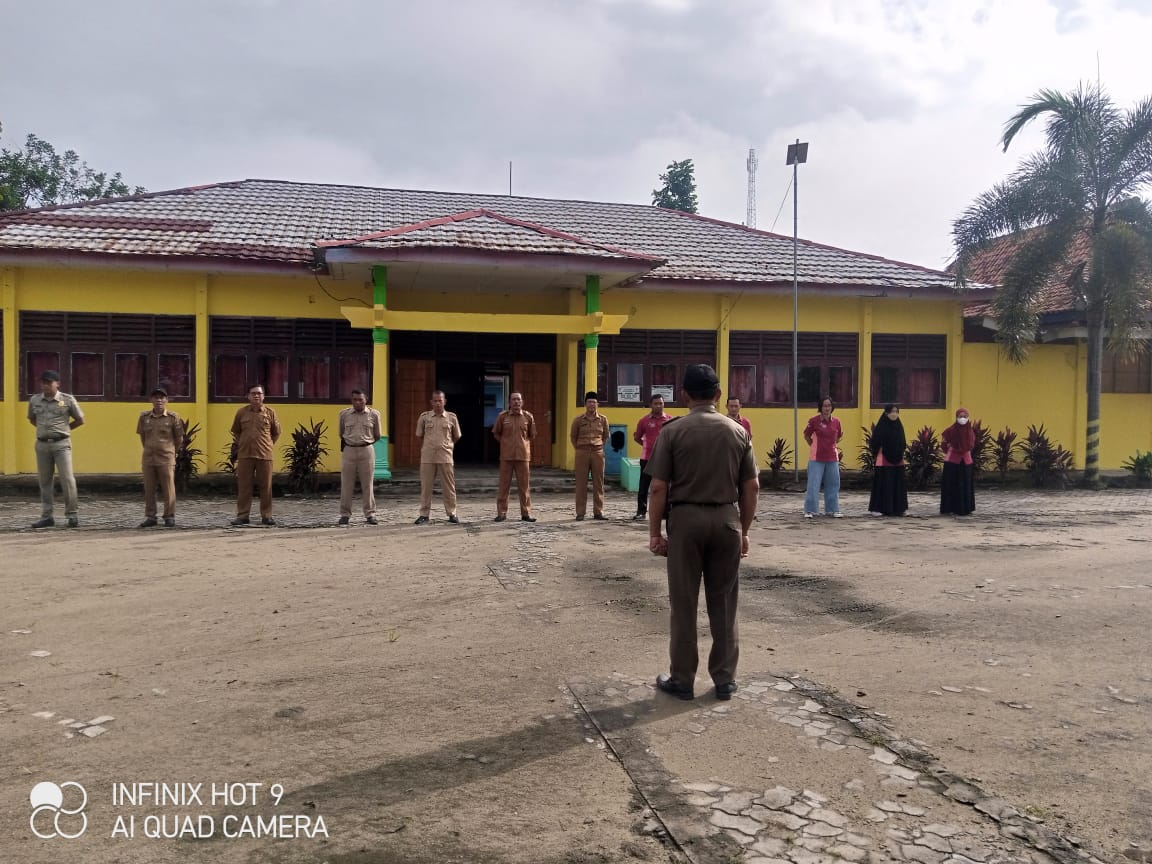 Kasi Trantibum memimpin Apel pagi di Halan Kantor Camat Bandar Surabaya